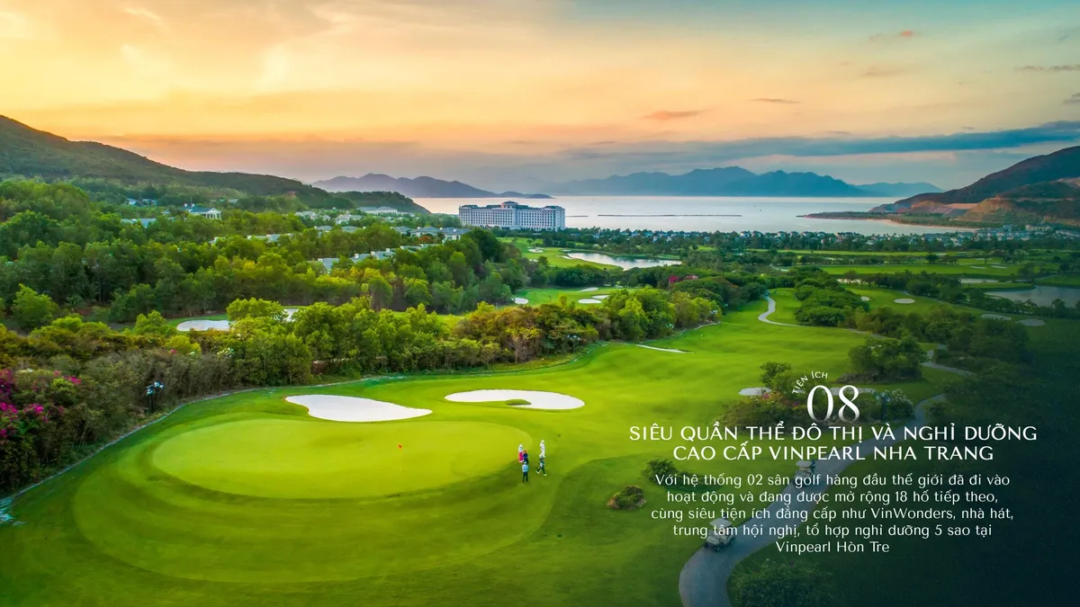 Sân golf Vinpearl trên đảo Hòn Tre lúc hoàng hôn